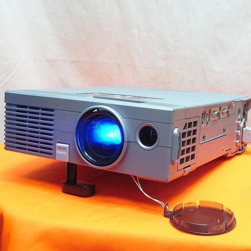 ゲーム・映画鑑賞・プレゼン色々使えるプロジェクター