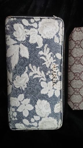 財布と小物入れ。