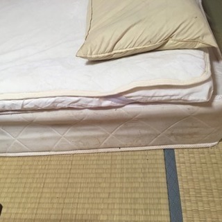 セミダブルマットレスと寝具セットの画像