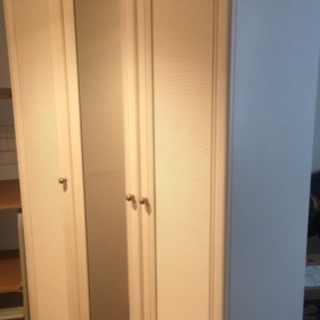 全身鏡付き白いクローゼット/ドレッサーの画像