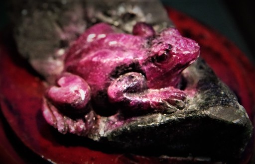 ルビーインゾイサイト 　蛙　カエル　鉱物標本　情熱・積極性・直観力・洞察力