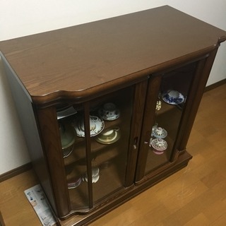落ち着いた木目の食器棚 