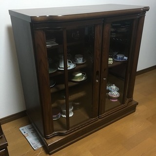 落ち着いた木目の食器棚 の画像