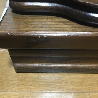 落ち着いた木目の食器棚 の画像