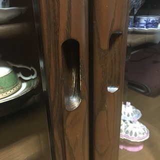 落ち着いた木目の食器棚 の画像