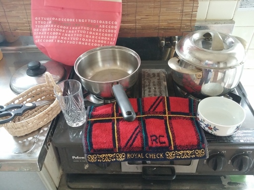 掛布団、毛布、カーテン、プラスチックケース、ガスコンロ、クッション、服セット！！