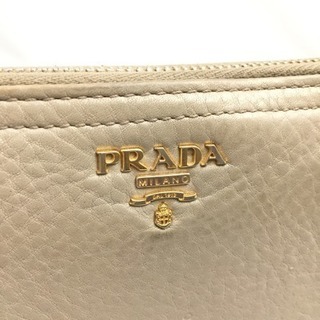 プラダ ベージュレザーラウンドファスナー 長財布 ジッピーウォレットの画像