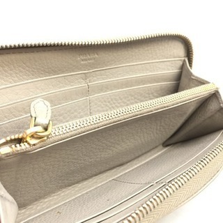 プラダ ベージュレザーラウンドファスナー 長財布 ジッピーウォレットの画像