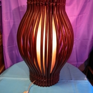 レトロ・エスニックテイストの照明(木製)　スタンドタイプの画像