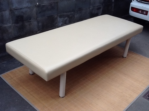 【2台限り・9900円】胸マクラ付きの190×70㎝×H50㎝の無孔マッサージベッド　高田ベッド製作所の製品　良品ですのでどうぞ　配達も可