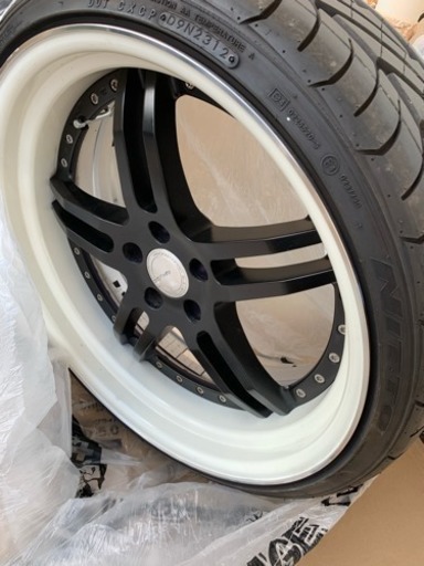 タイヤ付きホイール4本。