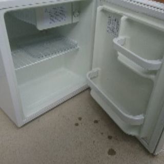 小さな冷蔵庫の画像