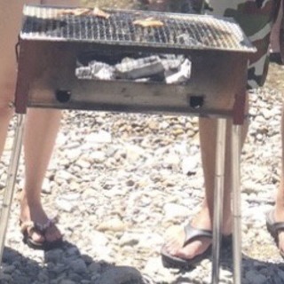 BBQコンロ ２つ や鉄板  網  その他BBQ備品もらって下さいの画像