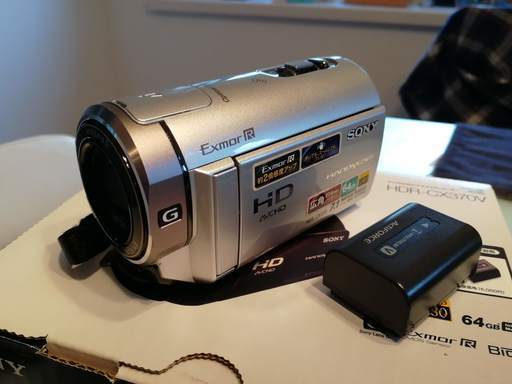 (お取引終了)[美品]SONY HDR-CX370V フルハイビジョン・デジタルビデオカメラレコーダー（内蔵メモリ64GB) シルバー+ おまけ（HDMI接続ケーブル/TypeA-TypeC？とカメラケース）