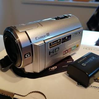 (お取引終了)[美品]SONY HDR-CX370V フルハイビジョン・デジタルビデオカメラレコーダー（内蔵メモリ64GB) シルバー+ おまけ（HDMI接続ケーブル/TypeA-TypeC？とカメラケース）