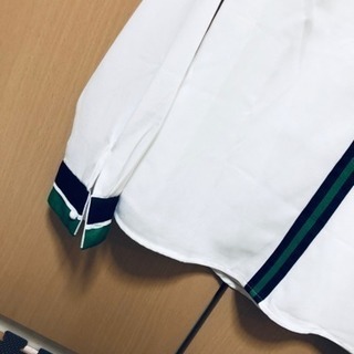 ブラウス 白の画像