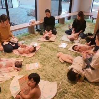 公園の隣にある公民館でベビーマッサージ開催