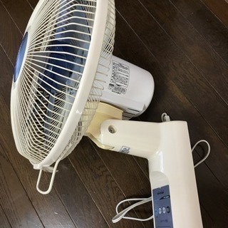壁掛け扇風機の画像