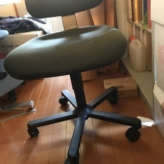 事務用椅子の画像