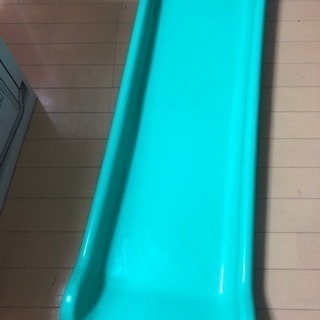 白いわんぱくジムのすべり台のみ