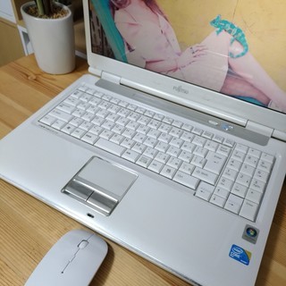 綺麗で可愛い光沢パールホワイト♪ 美品☆ 最新Windows10！ 大容量250G