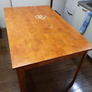 木のダイニングテーブル