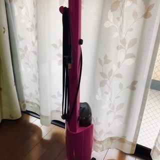 自立型 ピンクの掃除機の画像