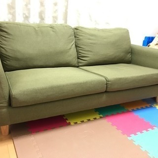 グリーンのかわいいソファー