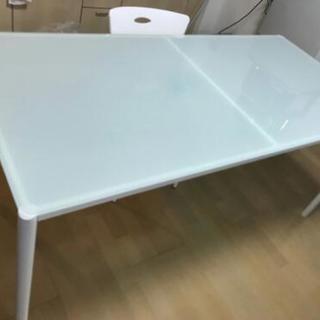 ダイニングテーブルの画像