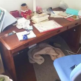 幅140cm学習机、木製ベッドの画像