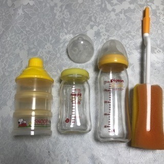 【取引中】哺乳瓶2本と哺乳瓶用ブラシと粉ミルク入れ