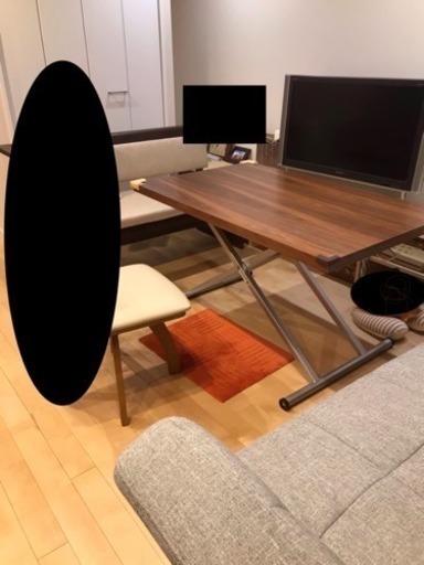 使い方が楽しめる昇降式テーブル