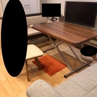使い方が楽しめる昇降式テーブル