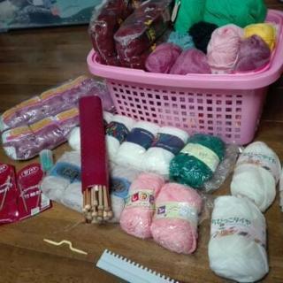 毛糸色々たくさんと編み棒色々たくさん。