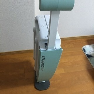 レッグマジックプラス(緑&白)、腹筋ローラー(ピンク)