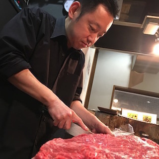 シェフのような佇まいで肉を極める！グルメサイトでも人気の「赤身肉」専門焼肉店☆ガッツリ勤務歓迎！の画像