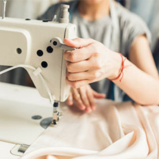 洋服の補正【洋服のお直し】スタッフの画像