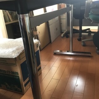 4月14日一旦終了 ミーティング用デスク＆作業用デスクの画像