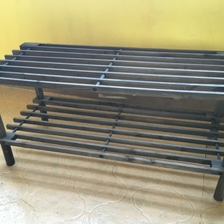 かわいい棚です。植木鉢やスリッパの収納に。