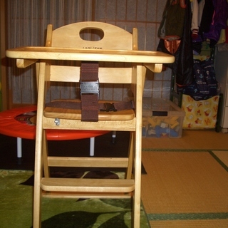 取引待ち：折り畳みティンバーハイチェアです