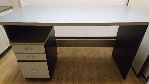 黒とシルバーのデスク