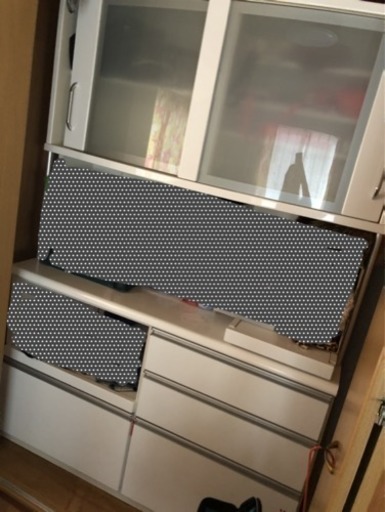 白い食器棚