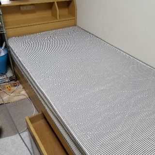 話し中でした(^^;木のベッドとマット付き❗