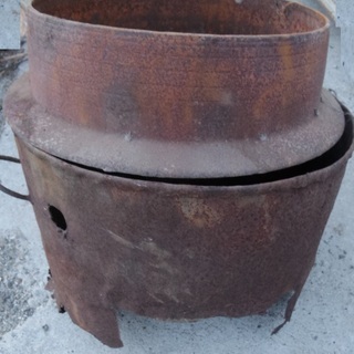 昔の　釜　かま　　ドラム缶に収まります。の画像