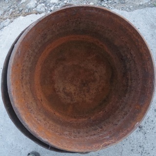 昔の　釜　かま　　ドラム缶に収まります。の画像