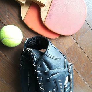 ミズノ野球グローブ軟式ボール2個テニスボール一つ卓球ラケット2個の画像