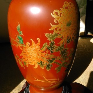 朱色で菊柄のつぼです。の画像