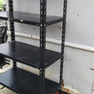 スチールラック 黒 すでに屋外に出てます。