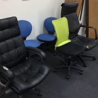 延長、引取限定(03/31午前中までに港区に引取りにきて頂ける方) オフィス家具(椅子)、ベッドお譲り致します。早い者勝ちですのでご了承下さい。バラでも引取可能です。ご質問下さい。※画像の1枚目の物はまだございます。の画像