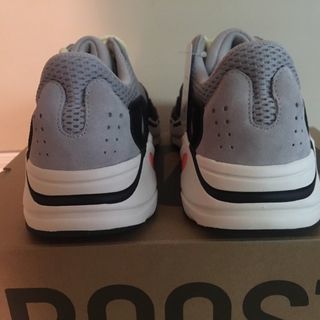 激レア!新品！!Adidas　yezzy boost 700の画像